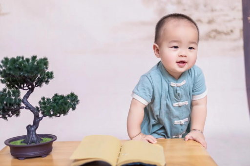 云南六个月宝宝摇头正常吗